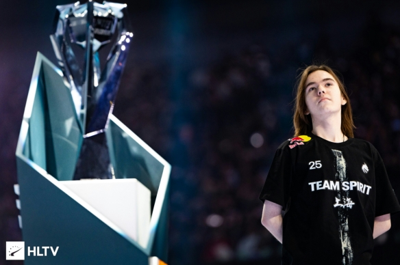 rookie 转述了 KaKAO 对 Puff 的话：“Xiaocaobao 说得太少，辅助不能玩 Leona。