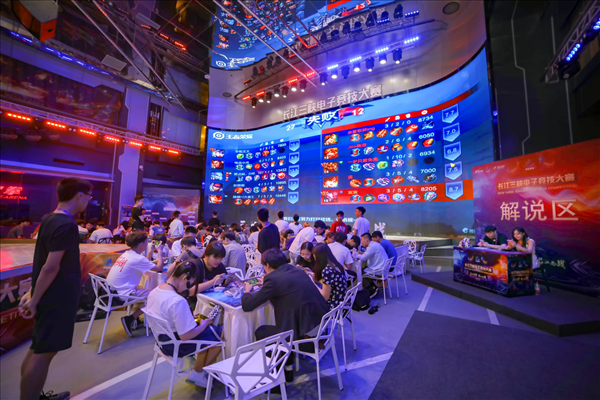 Xiaolaohu解释冲突始末，原FPX打野Haoye直播透露收留